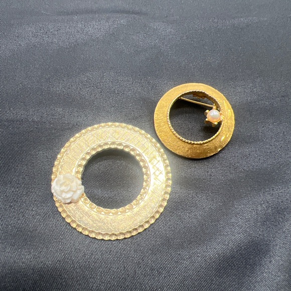 Vintage lot of 2 brooches/pins.   The pearl one is marked Mamselle - Picture 2 of 8
